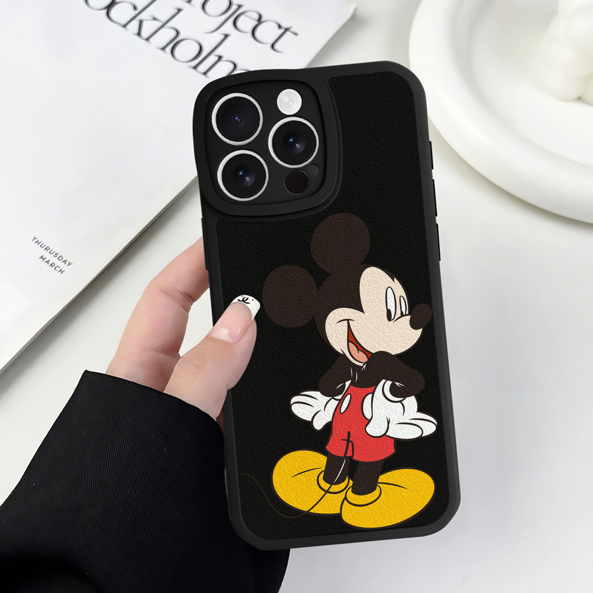 （画像用） ミッキーマウス Mickey Mouse 【iPhone 16シリーズ対応】シリコンスマホケース（レザー調） 材質：シリコン